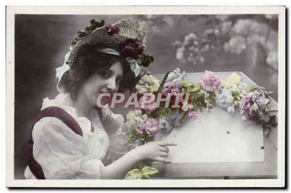Jeune femme en chapeau fleuri — devant un coffre décoré de fleurs — carte postale série 102