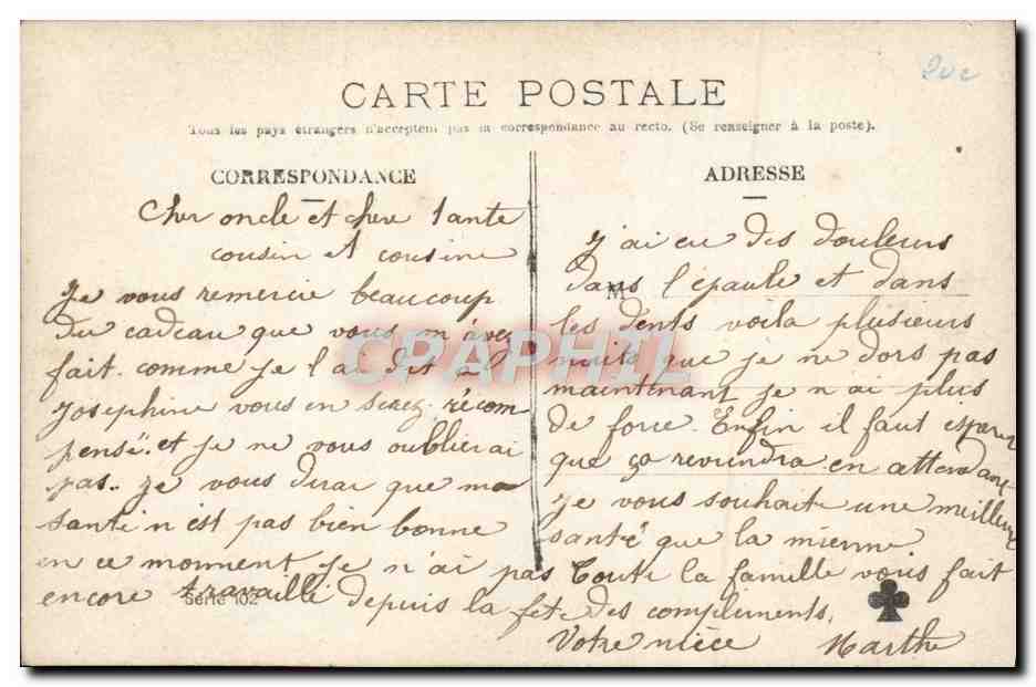 Jeune femme en chapeau fleuri — devant un coffre décoré de fleurs — carte postale série 102 — Verso