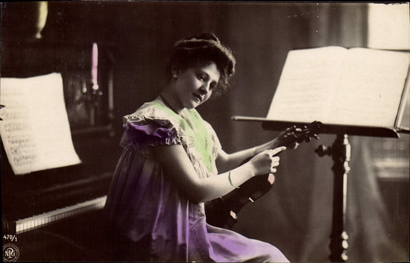 Junge Frau, die Gitarre spielt — NRG 470/1 — NRG