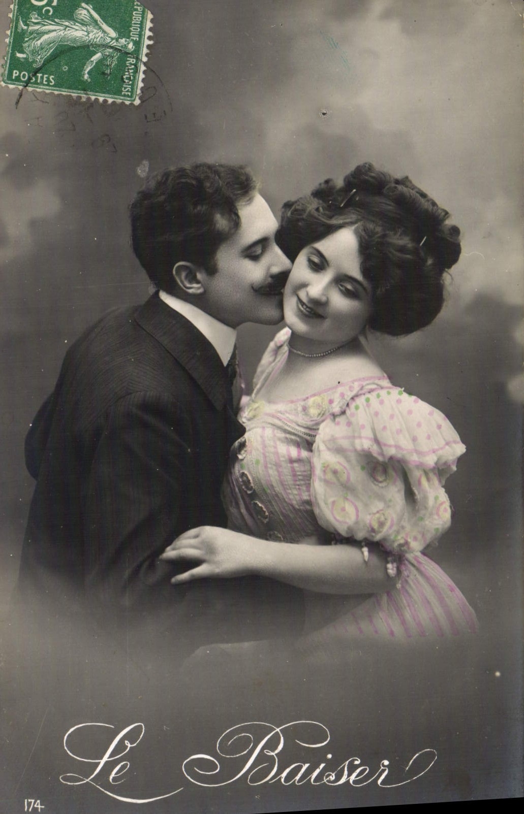 CPA Fantaisie Femme le baiser 