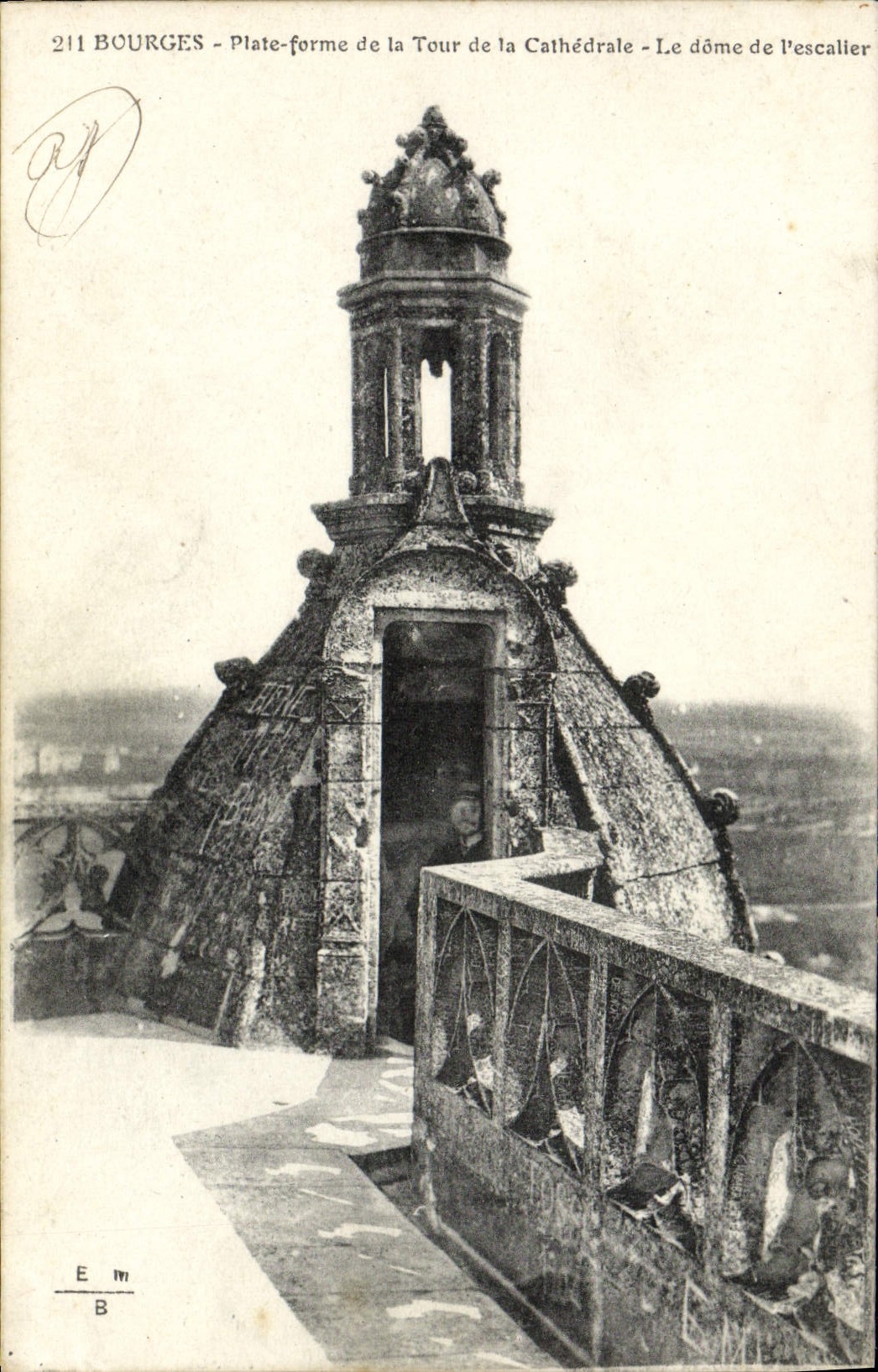 CPA Bourges Plate forme de la tour de la cathedrale Le dome de l'escalier