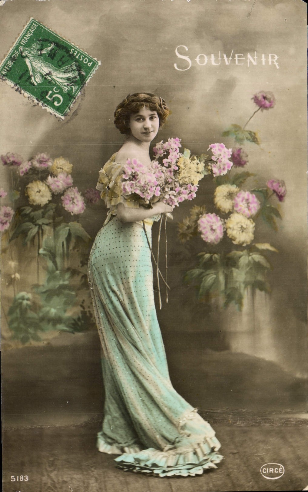 Femme en robe bleue tenant un bouquet — Souvenir — CIRCÉ, n° 5183