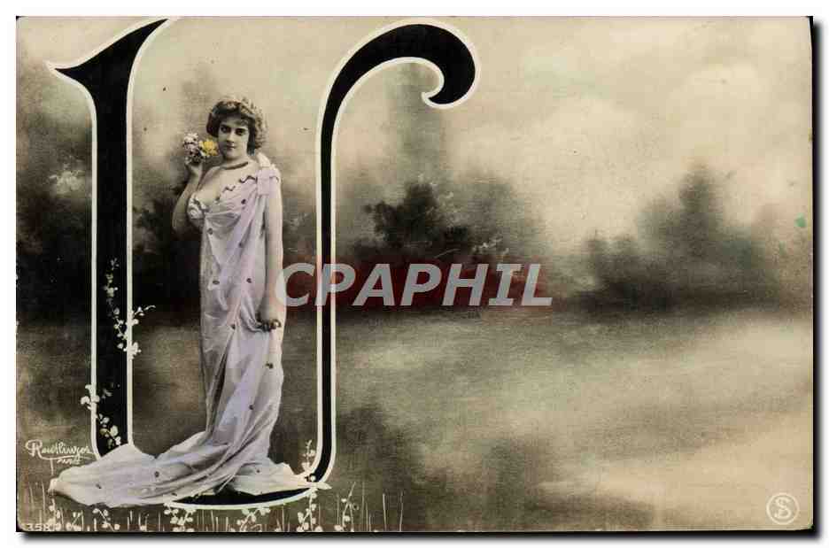 Femme dans une grande lettre 'U' — photographie de Roultinger — n° 1580