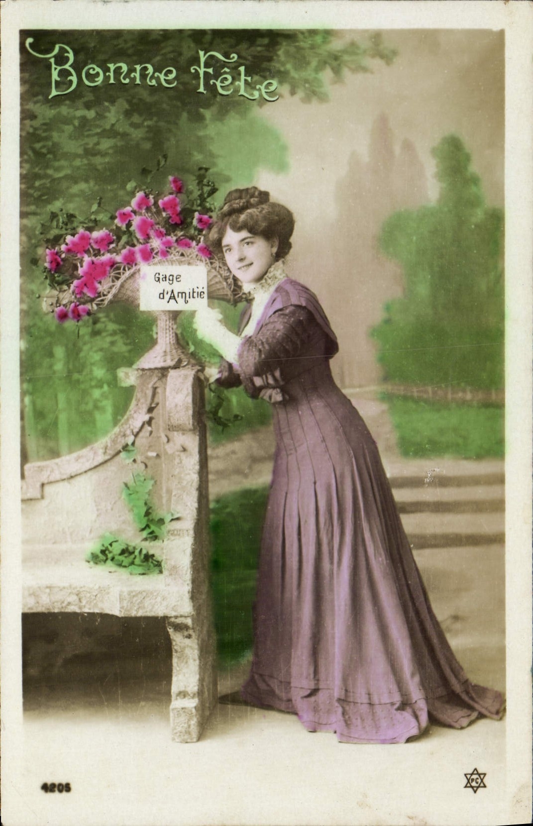 Femme en robe violette — avec bouquet de roses — éditeur anonyme, n° 4205