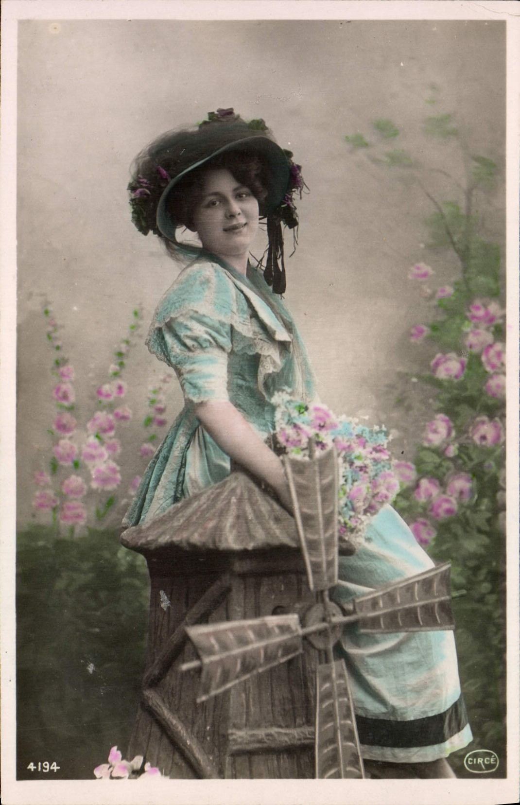 CPA Fantaisie Femme Moulin a vent