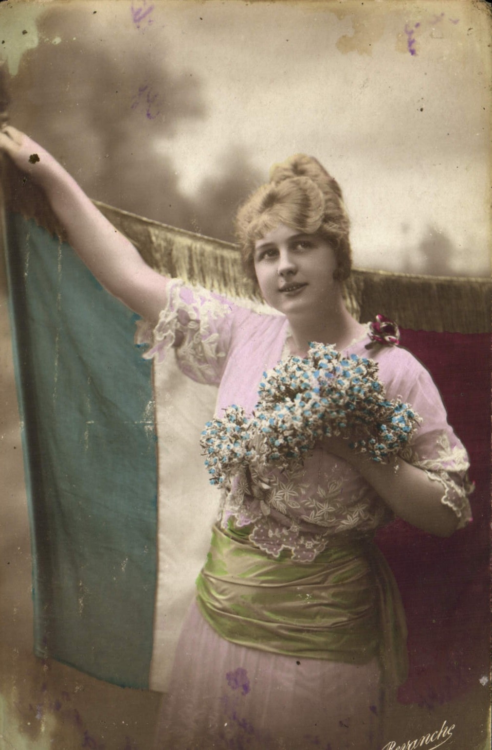 Jeune femme en robe rose tenant un bouquet — éditée par Romanche