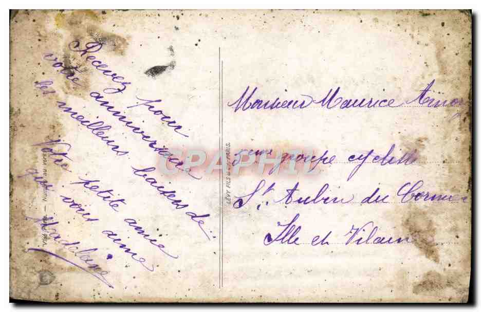 Jeune femme en robe rose tenant un bouquet — éditée par Romanche — Verso