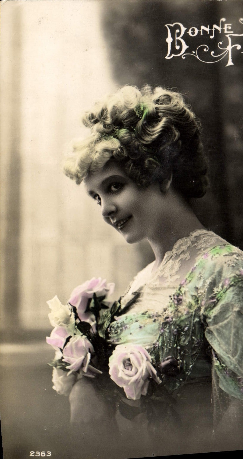 Jeune femme en robe fleurie tenant un bouquet de roses — Bonne Bonne, n° 2363