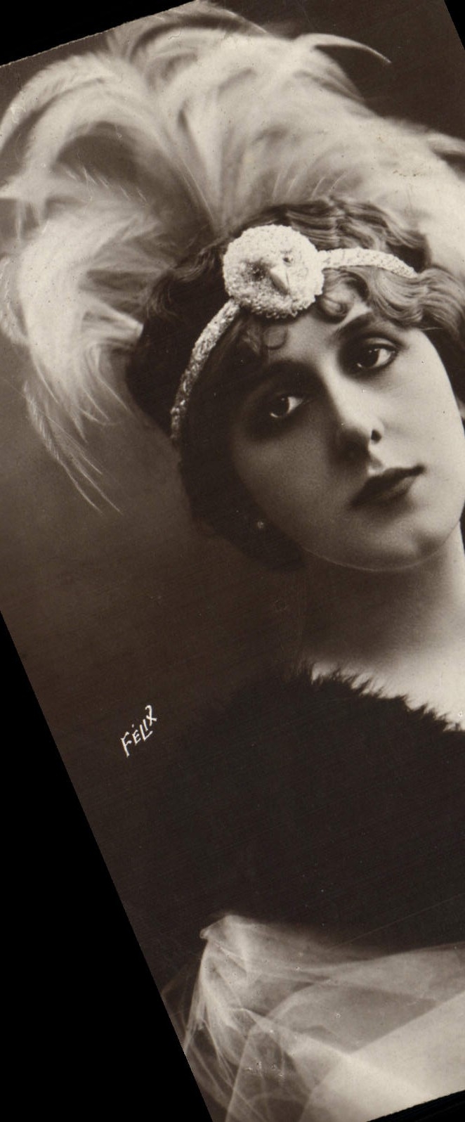 Elegante Frau mit Feder — Fotografie — Félix Felr