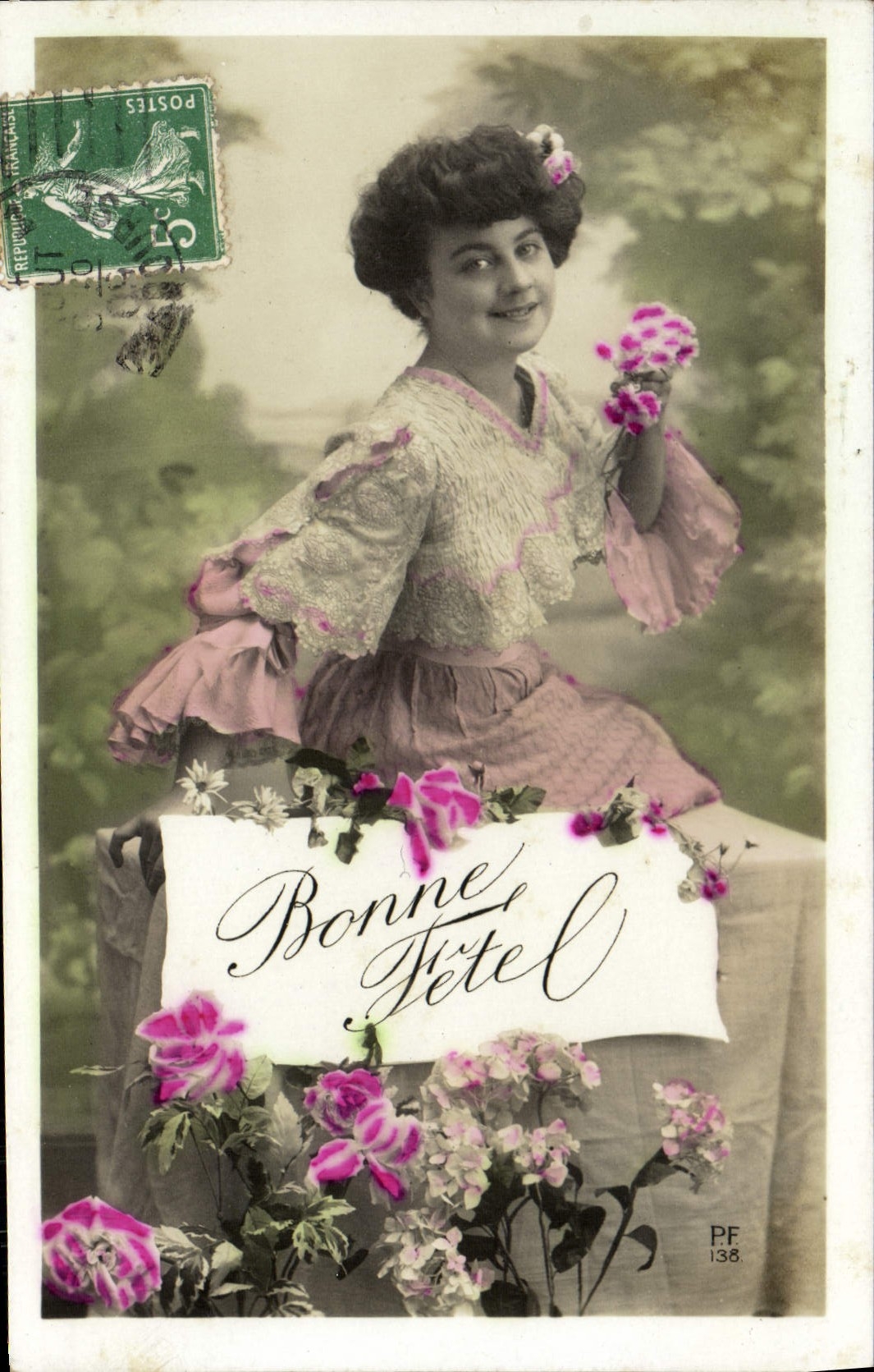 Femme en robe rose tenant des fleurs — Bonne Fête — PF 138