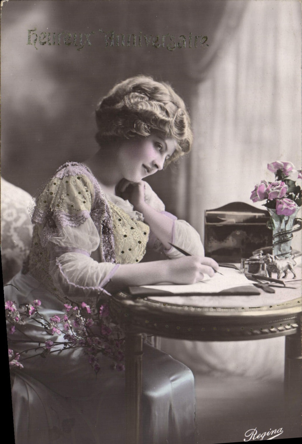 Jeune femme écrivant — Anniversaire — Regina