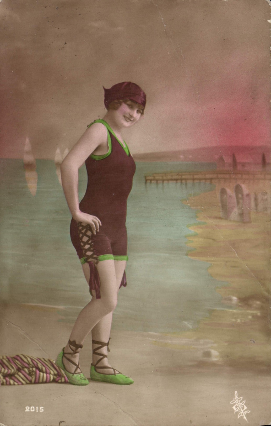 Femme en maillot de bain — plage et quai — éditeur inconnu
