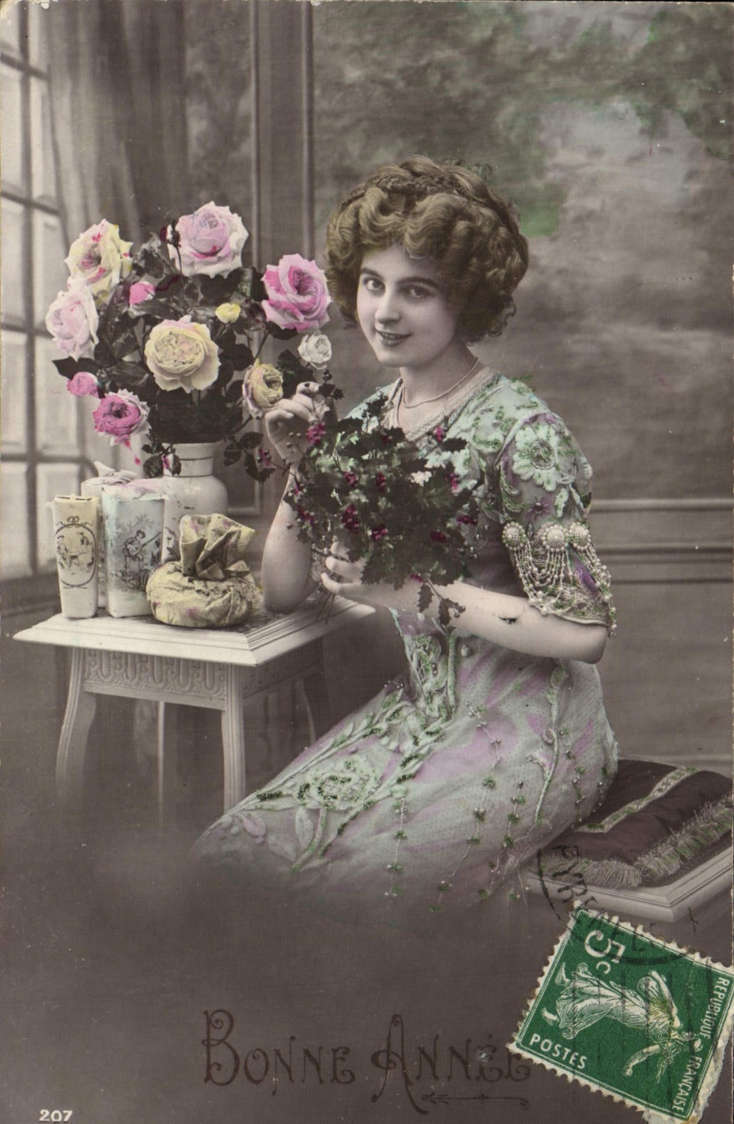 Jeune femme avec roses — Bonne Année — Éditeur anonyme, n° 207