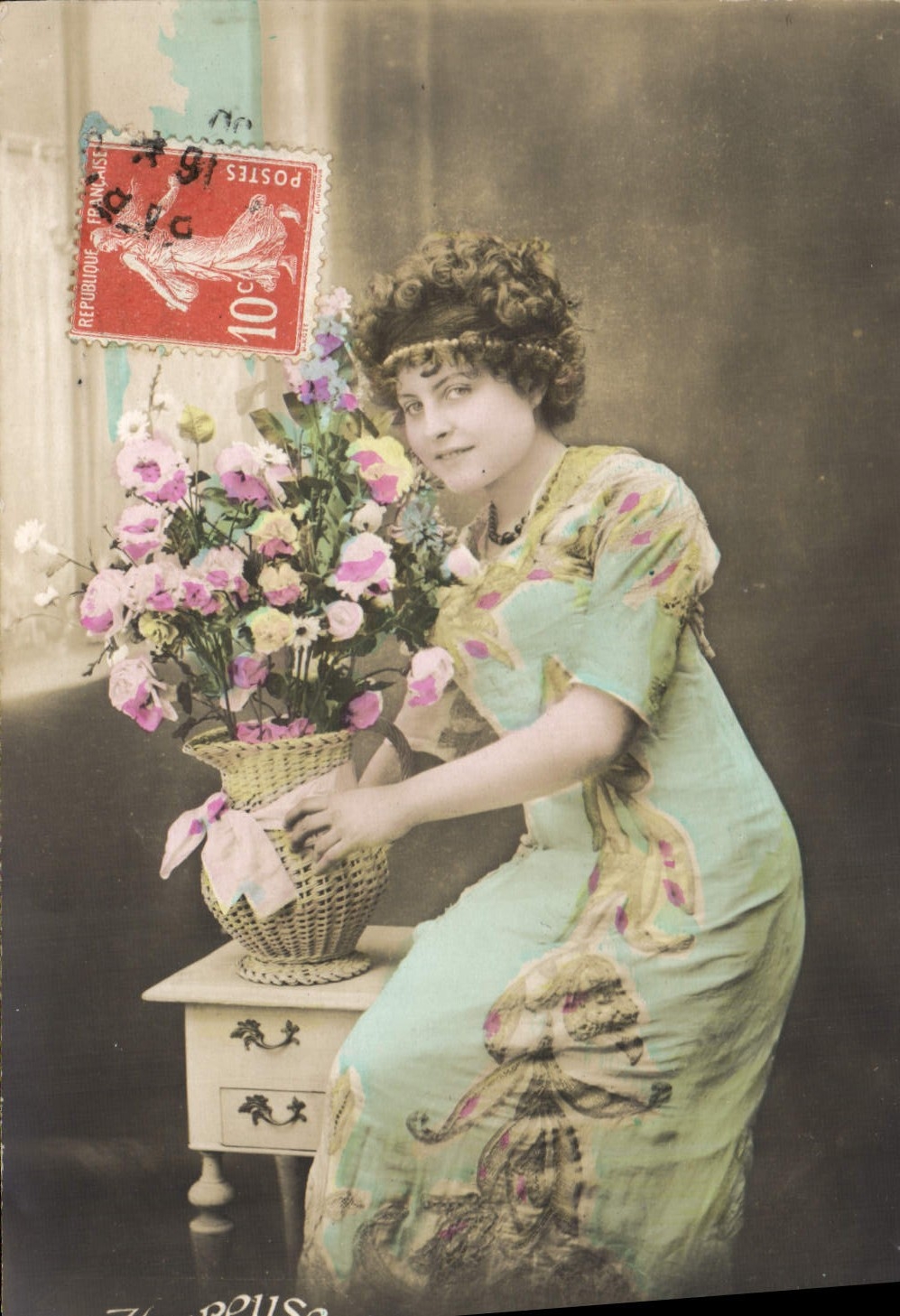 Femme en robe colorée — avec bouquet de fleurs — éditeur anonyme, n° de série non visible