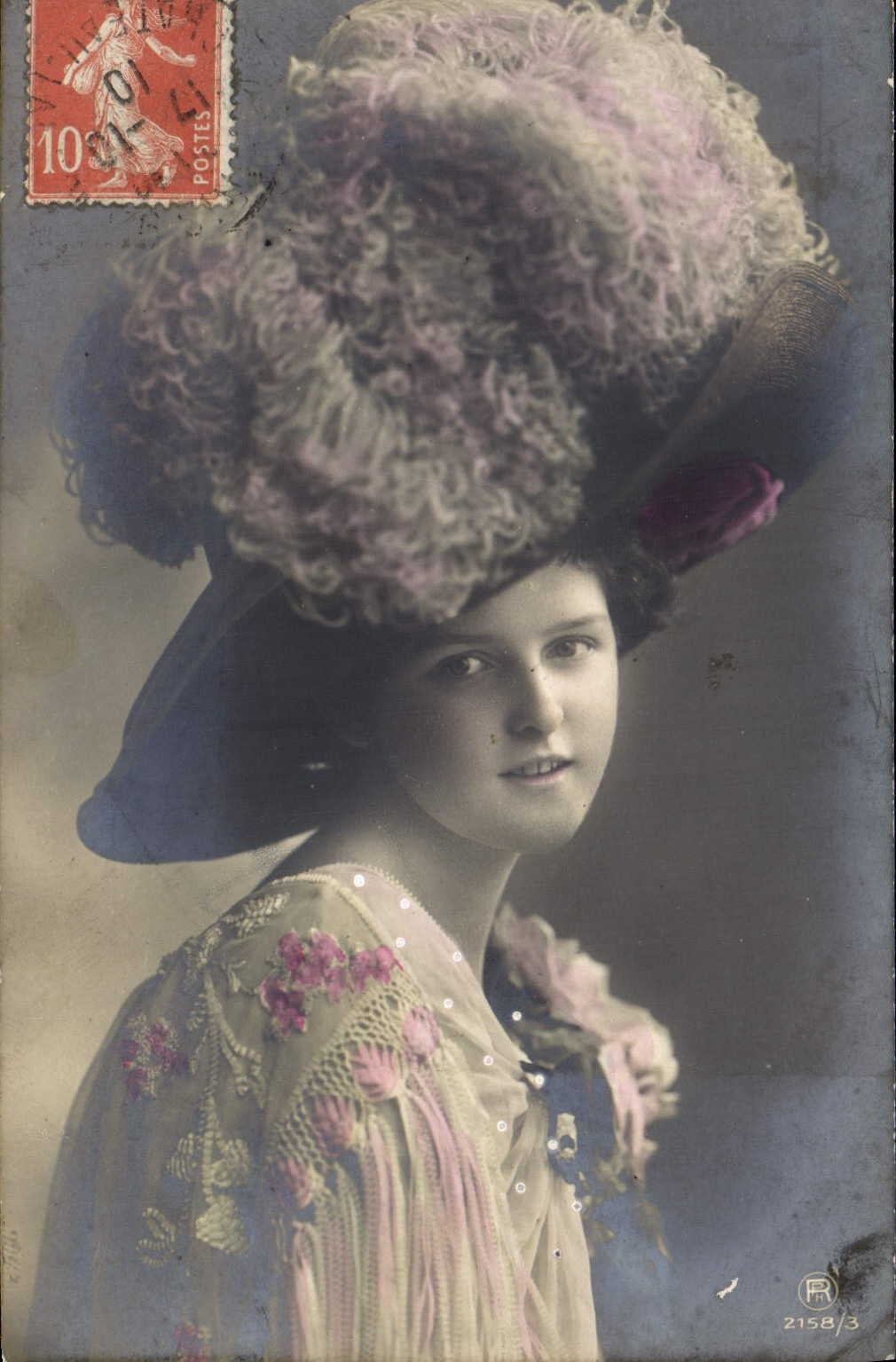 Jeune femme en chapeau à plumes — série 2158/3 — éditeur R