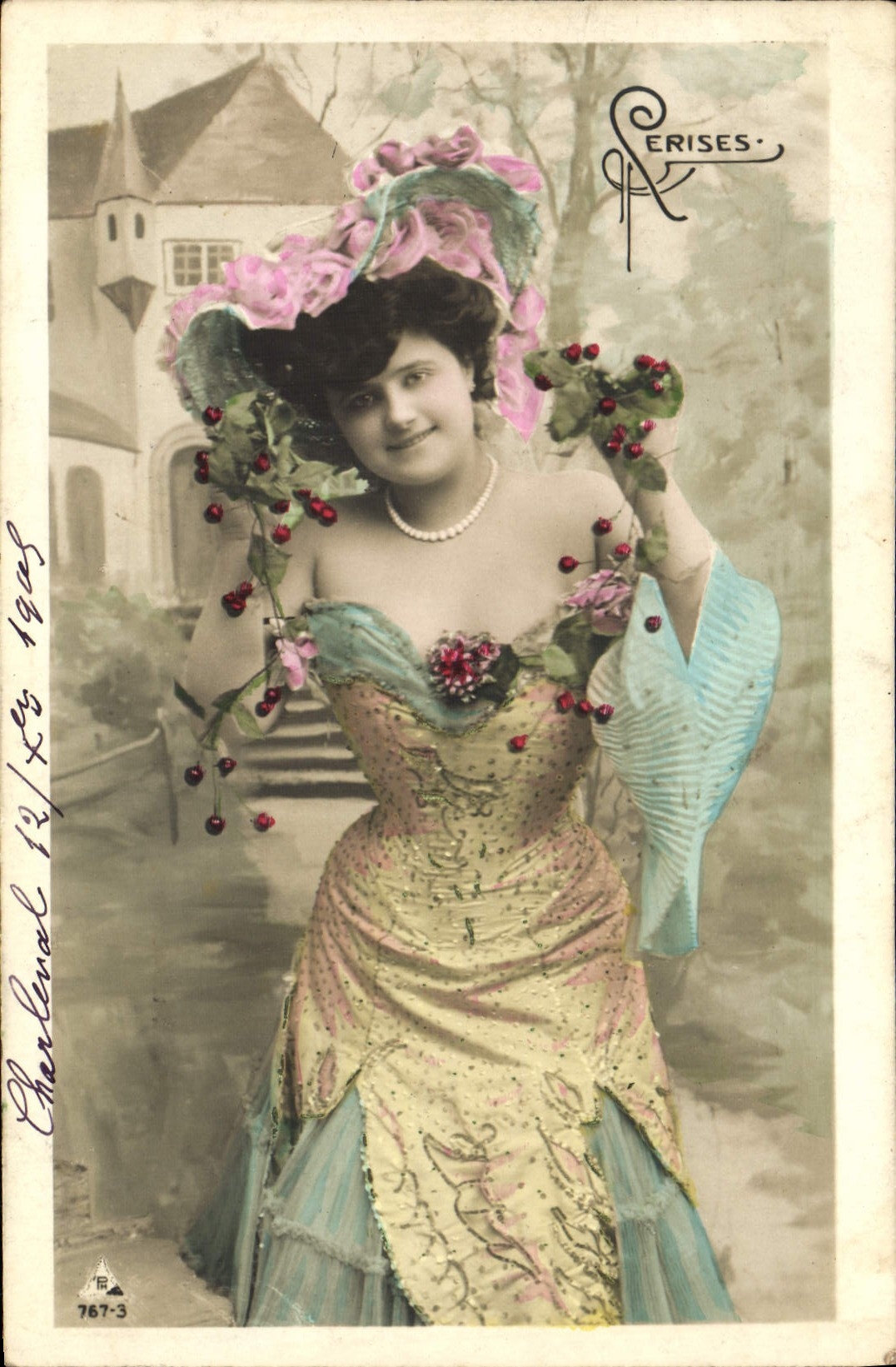 Jeune femme en costume de scène — décor floral — éditeur Serises, n° 767-3