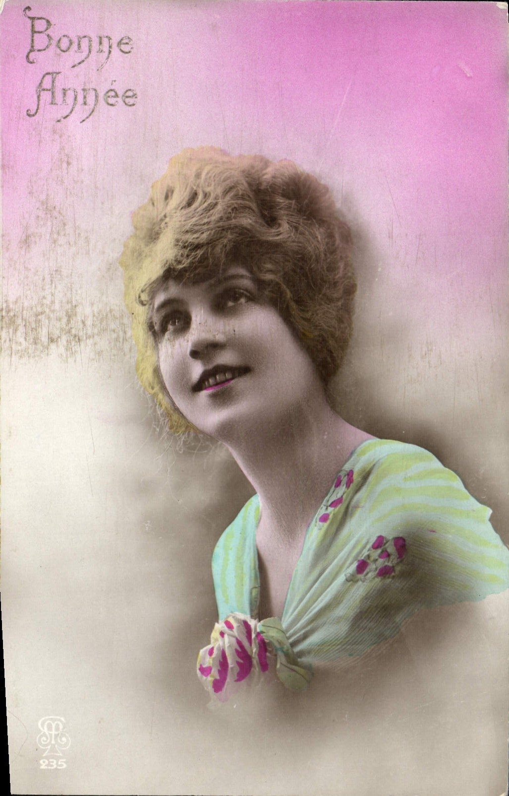 Jeune femme souriante — Bonne Année — Éditeur P. 235