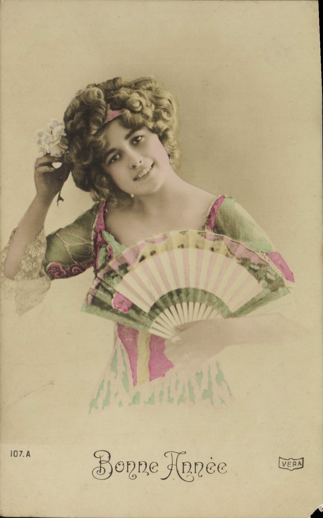 Jeune femme en robe colorée — Bonne Année — VERA, n° 107.A