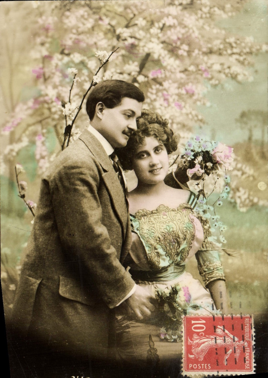 Couple en robe de style Art Nouveau — arrière-plan fleuri — timbre 10c France