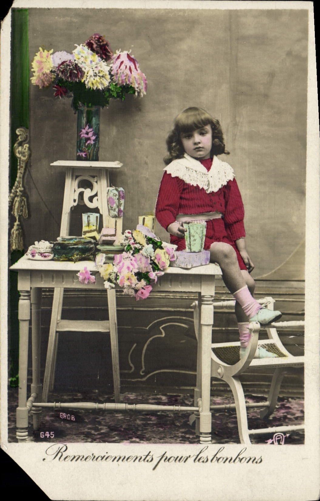 Fille assise sur une chaise — décor floral et bonbons — GROB n°645