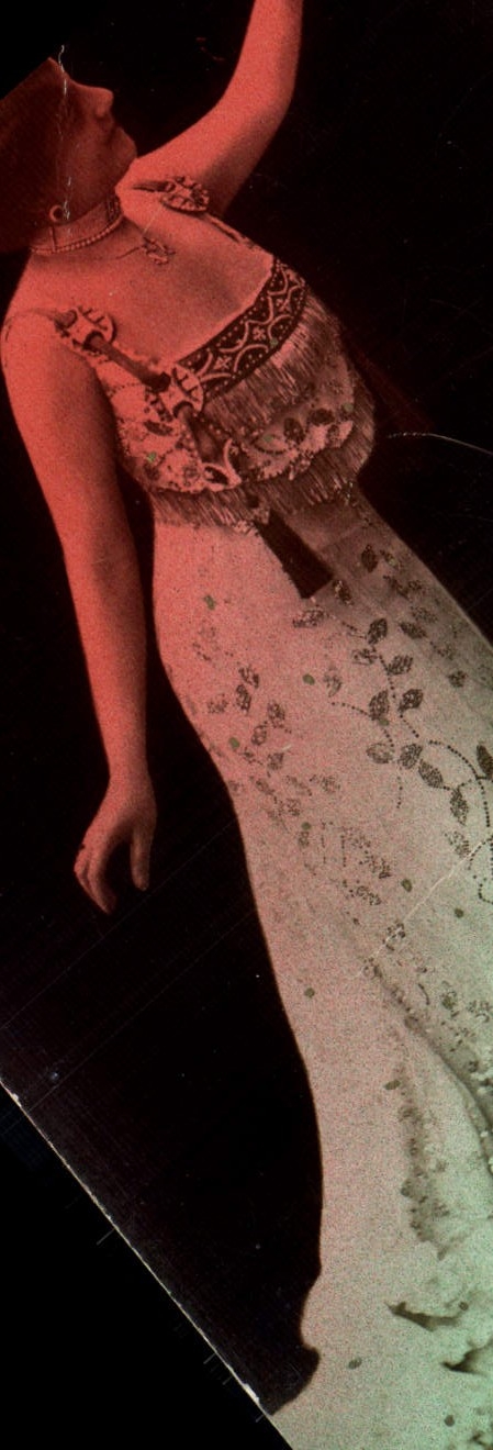 Danseuse en robe de soirée — éditeur non identifié, n° de série non visible