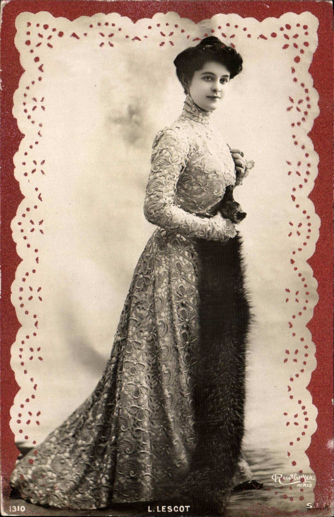 L. Lescot — Portrait d'une femme en robe brodée et fourrure — Reedlunger, Paris, n° 1310