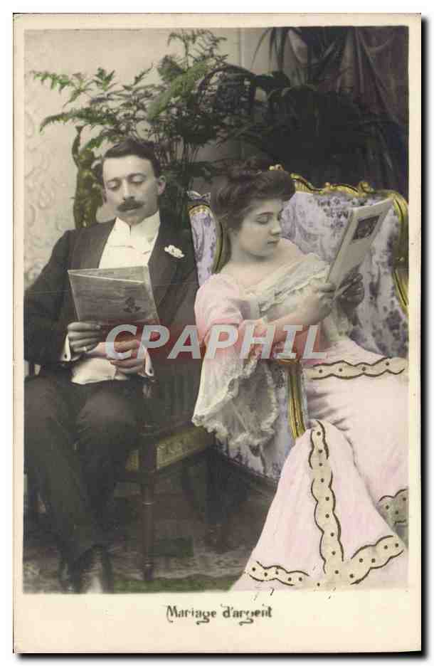 Mariage d'argent — couple en tenue de soirée lisant — éditeur non visible