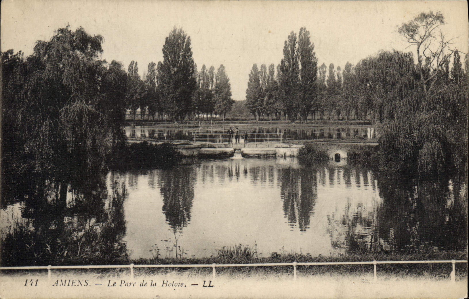 CPA Amiens Le parc de la Hotoie