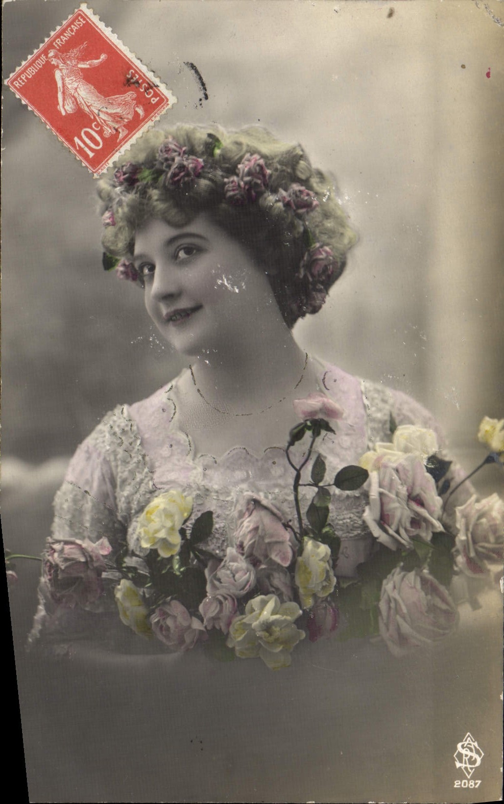 Jeune femme en couronne de fleurs — portrait colorisé — éditeur S. 2087