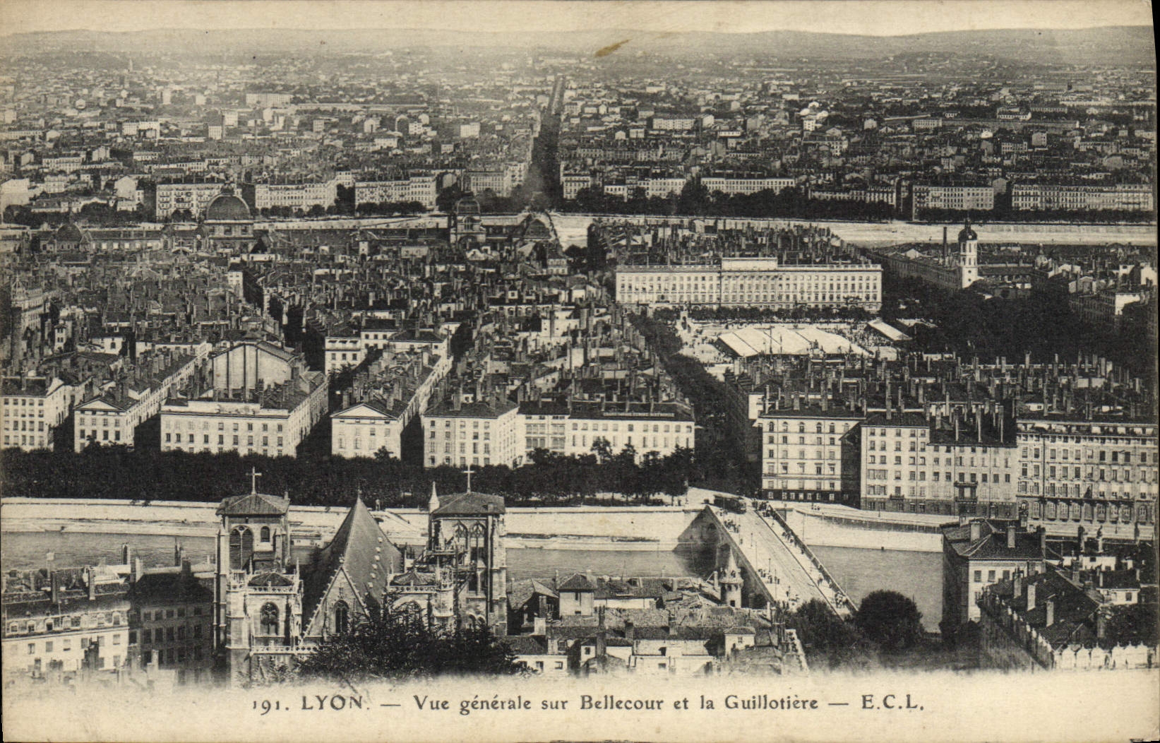 CPA Lyon Vue Generale Sur Bellecour Et La Guillotiere