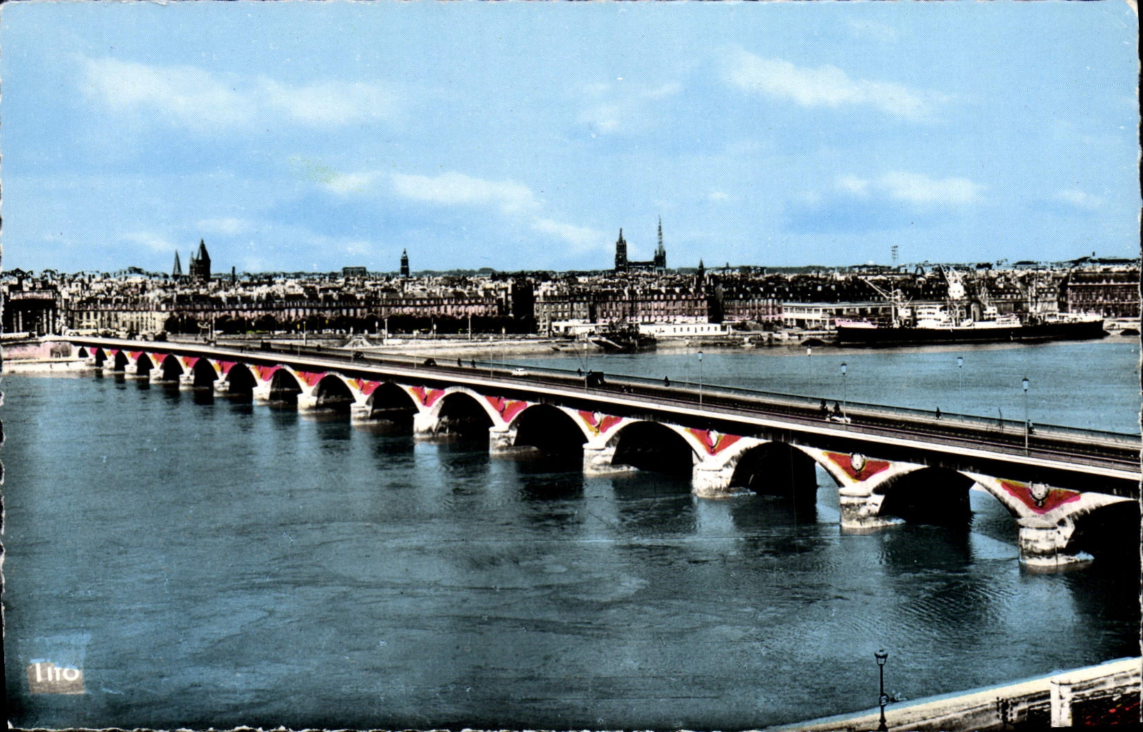 CPM Bordeaux Le Pont Facade Du Quai Richelieu