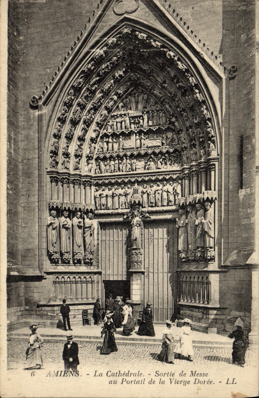 Amiens - La Cathédrale - Sortie de Messe au Portail de la Vierge Dorée - LL