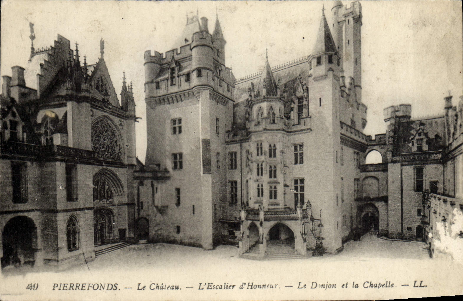 Pierrefonds — Le Château — L'Escalier d'Honneur — Le Donjon et la Chapelle — LL. — N° 449