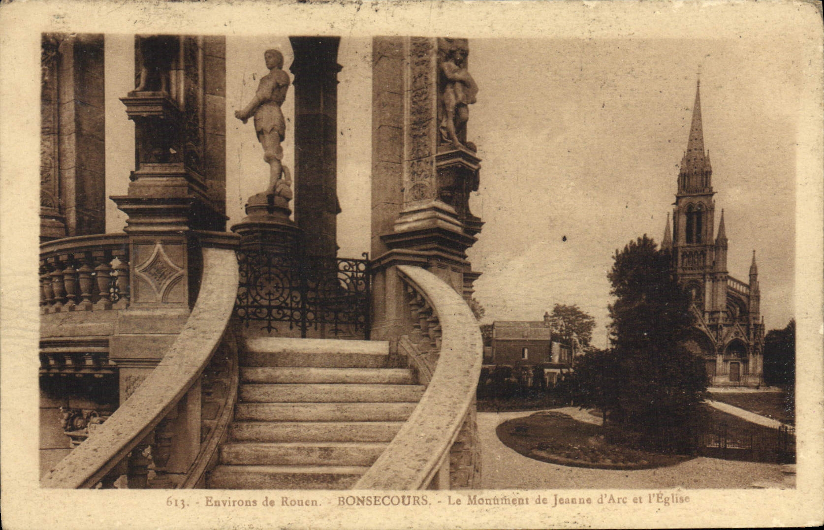 CPA Bonsecours Le Mounument de Jeanne d'Arc et l'eglise