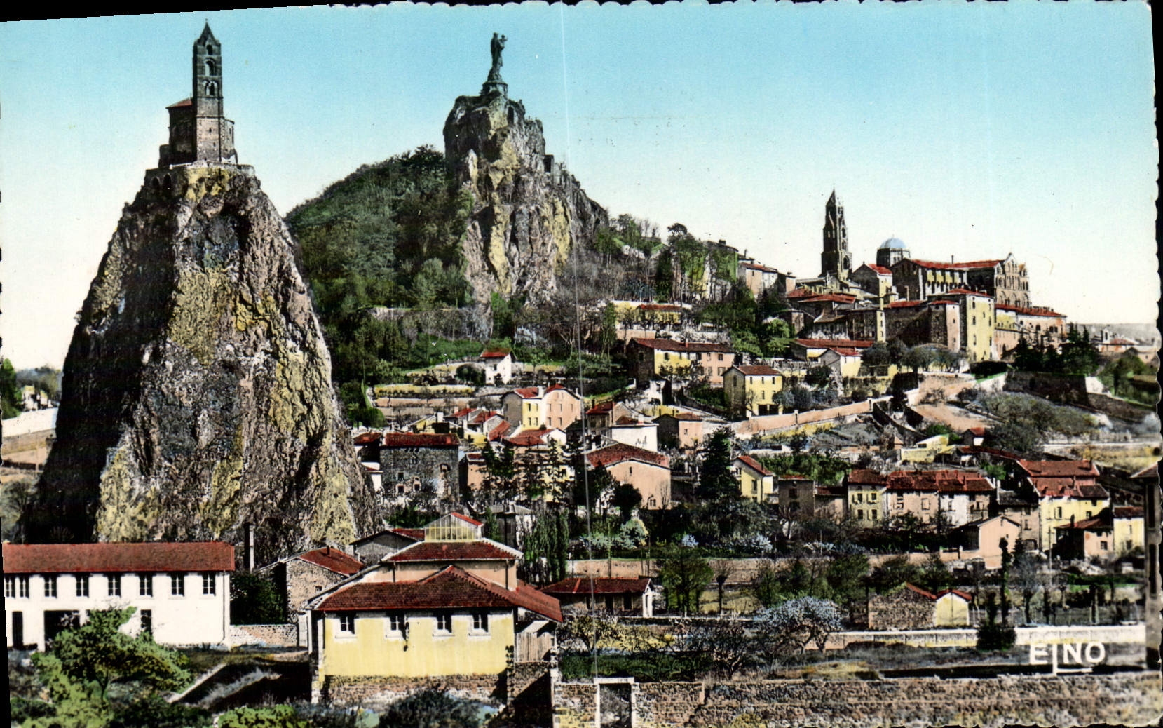 Puy-en-Velay — Vue d'ensemble sur le rocher d'Aiguilhe et la statue N.D. de l'Angélique — Édition Marcel Rémond