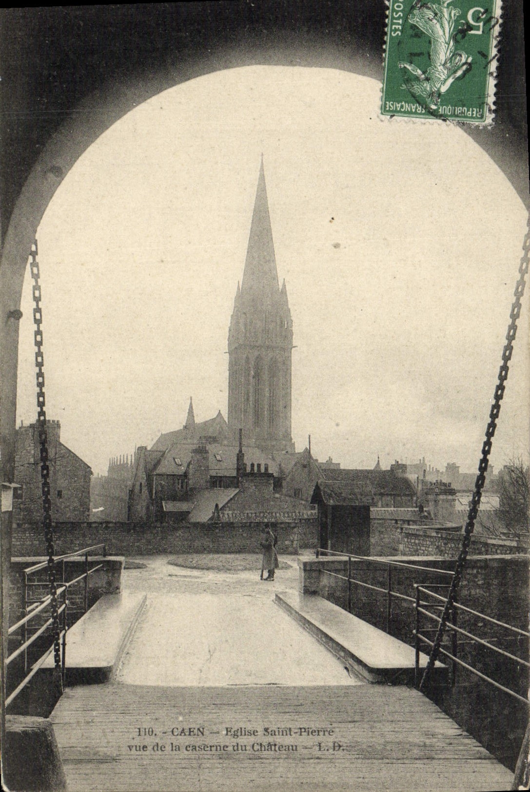 CAEN — Église Saint-Pierre — vue de la caserne du Château — L. D.