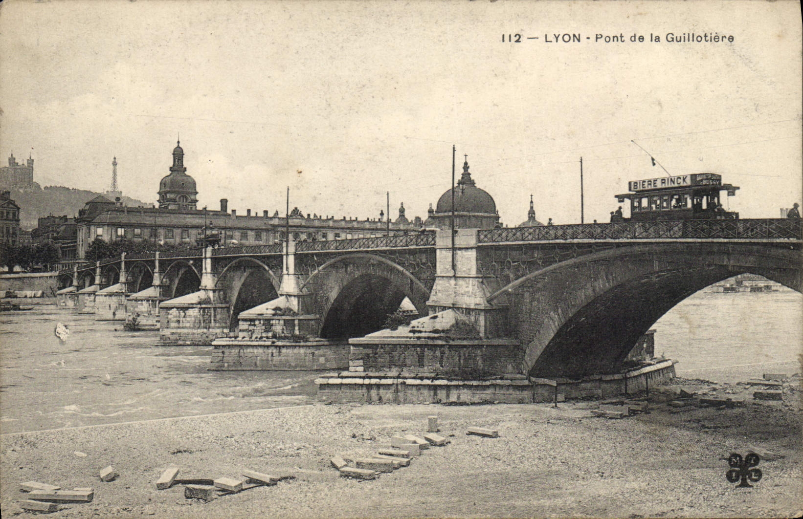 LYON - Pont de la Guillotière — Ansicht des Brückens mit Straßenbahn und Booten — Verlag Bière Rinck, n° 112