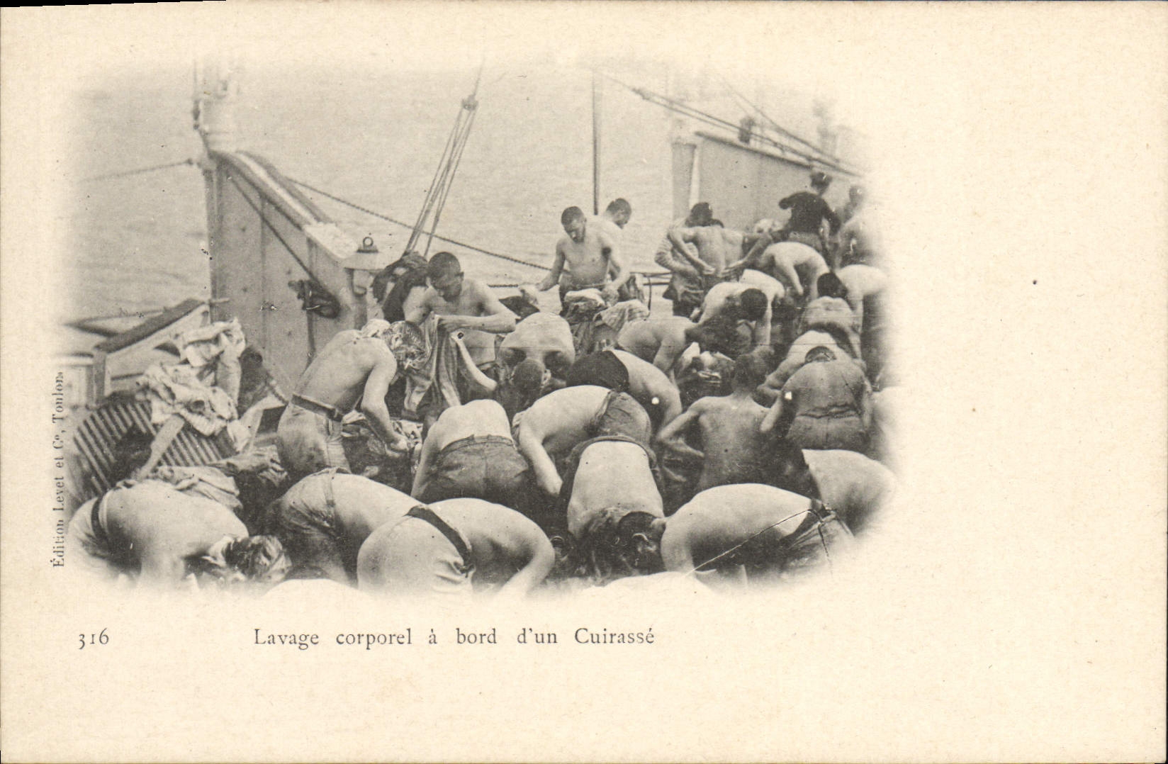 Lavage corporel à bord d'un Cuirassé — Édition Leyet et Cie, Tonléon, n° 316