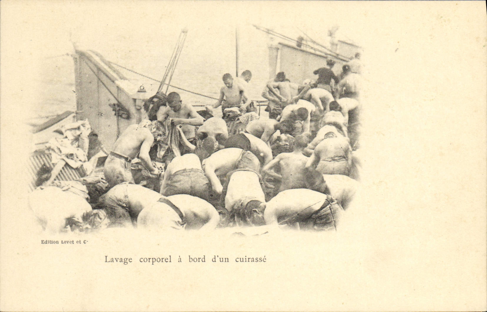 CPA Bateau Guerre Lavage corporel a bord d'un cuirasse