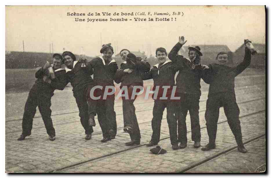 CPA Bateau Guerre Scenes de vie a bord Une joyeuse bombe Vive la flotte