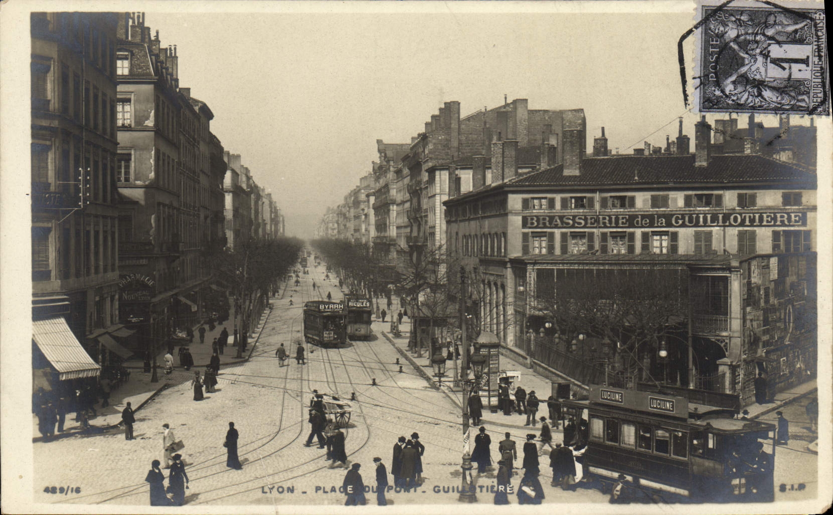CPA Tramway Train Lyon place du Pont Guillotiere Brasserie