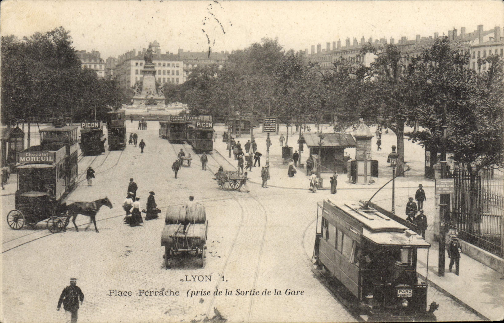 CPA Tramway Train Lyon place Perrache prise de la sortie de la gare