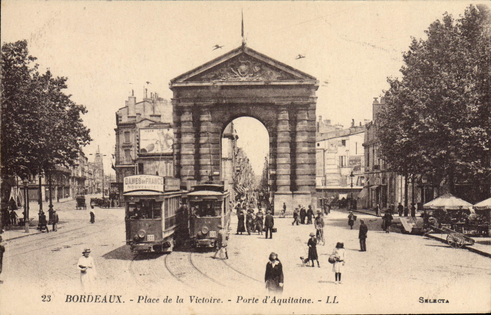 CPA Tramway Train Bordeaux place de la Victoire Porte d'Aquitaine 