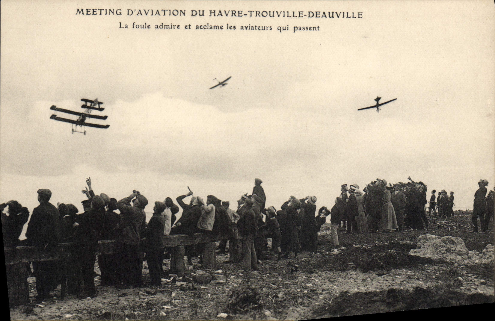 Meeting d'aviation du Havre-Trouville-Deauville — foule admire et acclame les aviateurs qui passent