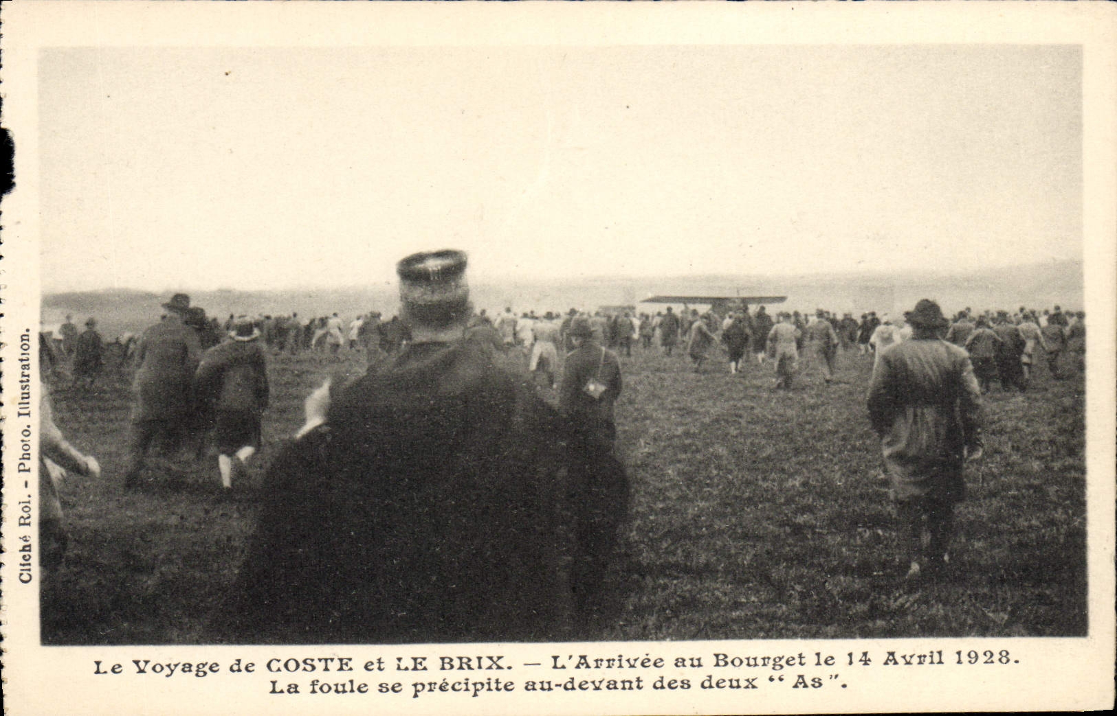 CPA Avion Aviation Le voyage de Coste et le Brix Arrivee au Bourget 14 avril 1928 La foule se precipite