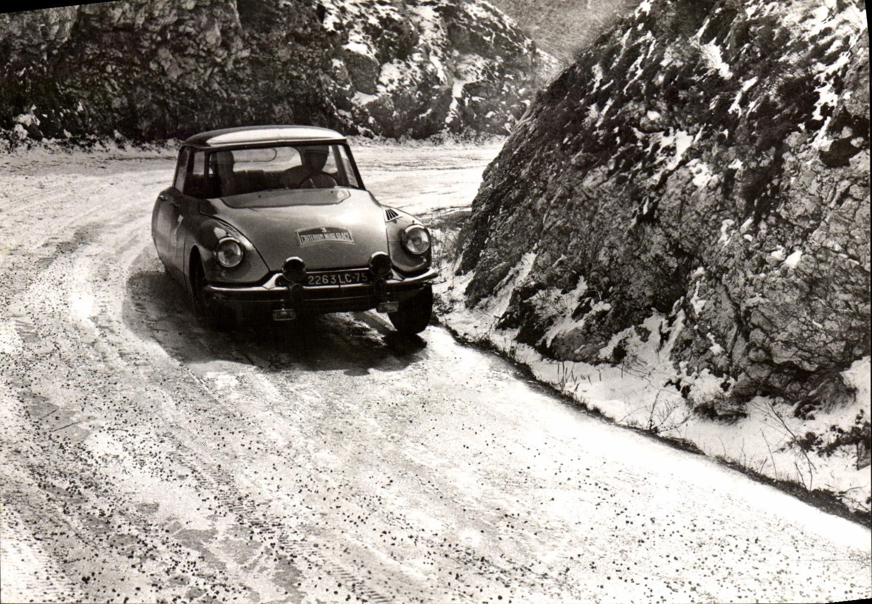 CPM Automobile La DS 19 victorieuse de Neyret Terramorsi Criterium Neige et glace 1962