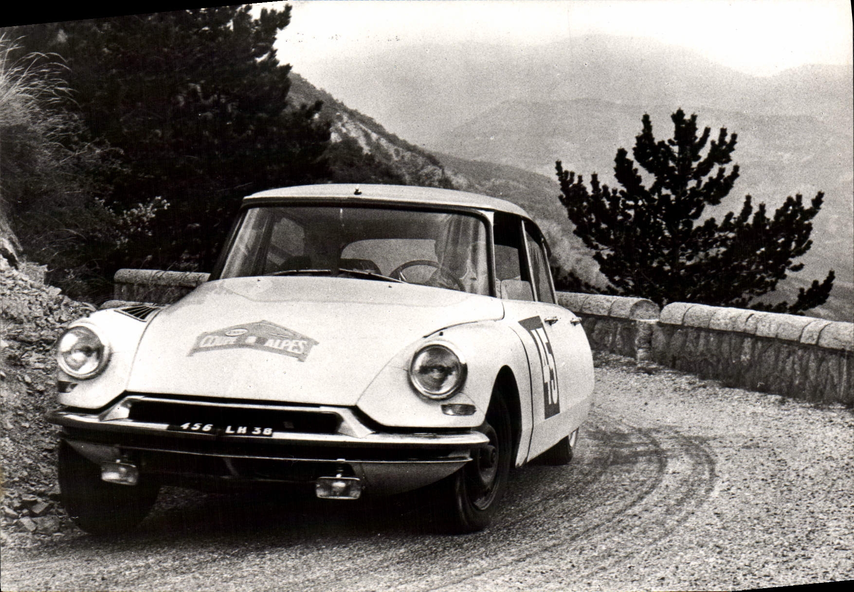 CPM Automobile La DS 19 de Trautmann Chopin dans le col de Soubeyrand 