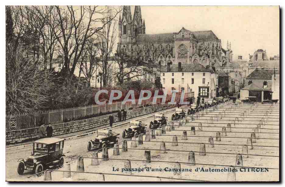 CPA Automobile Le passage d'une caravane d'automobiles Citroen 