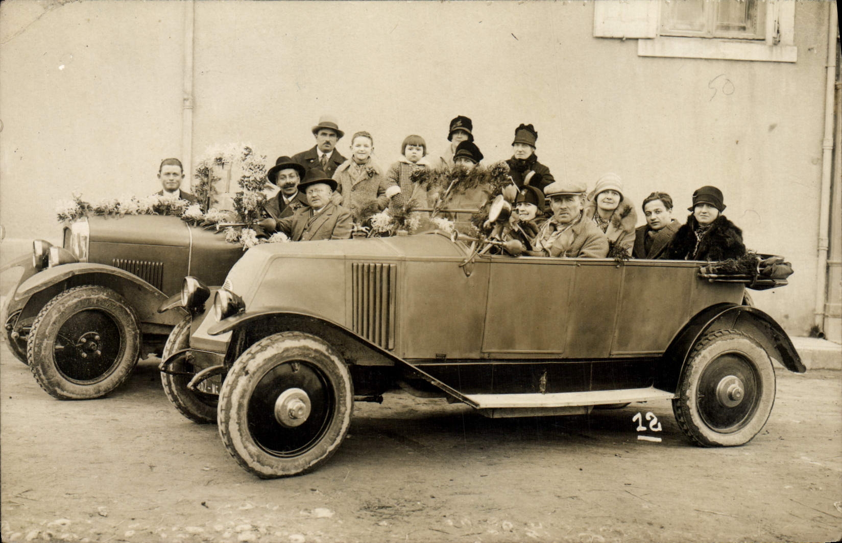 Groupe de personnes dans une voiture d'époque — Valence — A. FUMAT