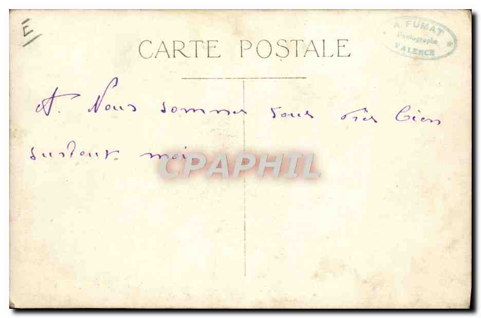 Groupe de personnes dans une voiture d'époque — Valence — A. FUMAT — Reverso